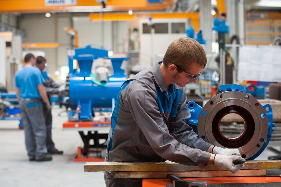 Producția industrială, în scădere la toate categoriile