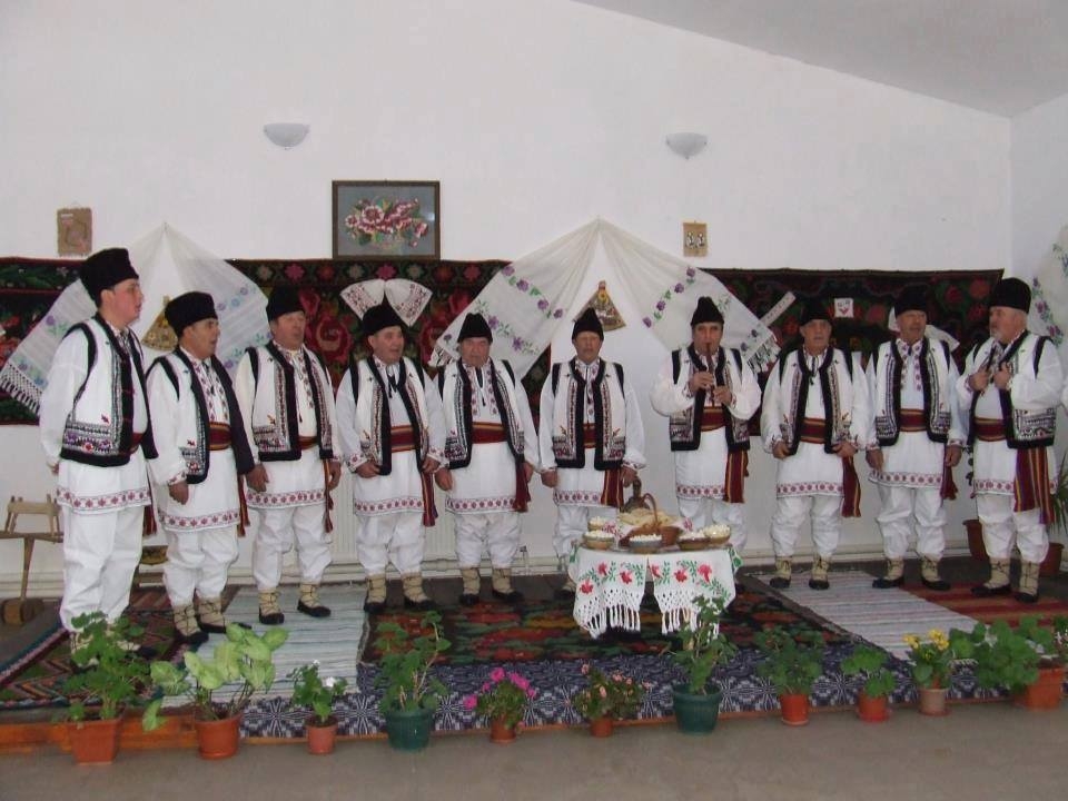LADA DE ZESTRE/ Grupul folcloric din Odaia Manolache găseşte sacrul ascuns în profan (VIDEO)