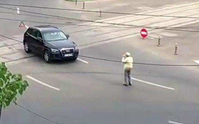 Şi-a oprit maşina în intersecţie pentru a-i face poze