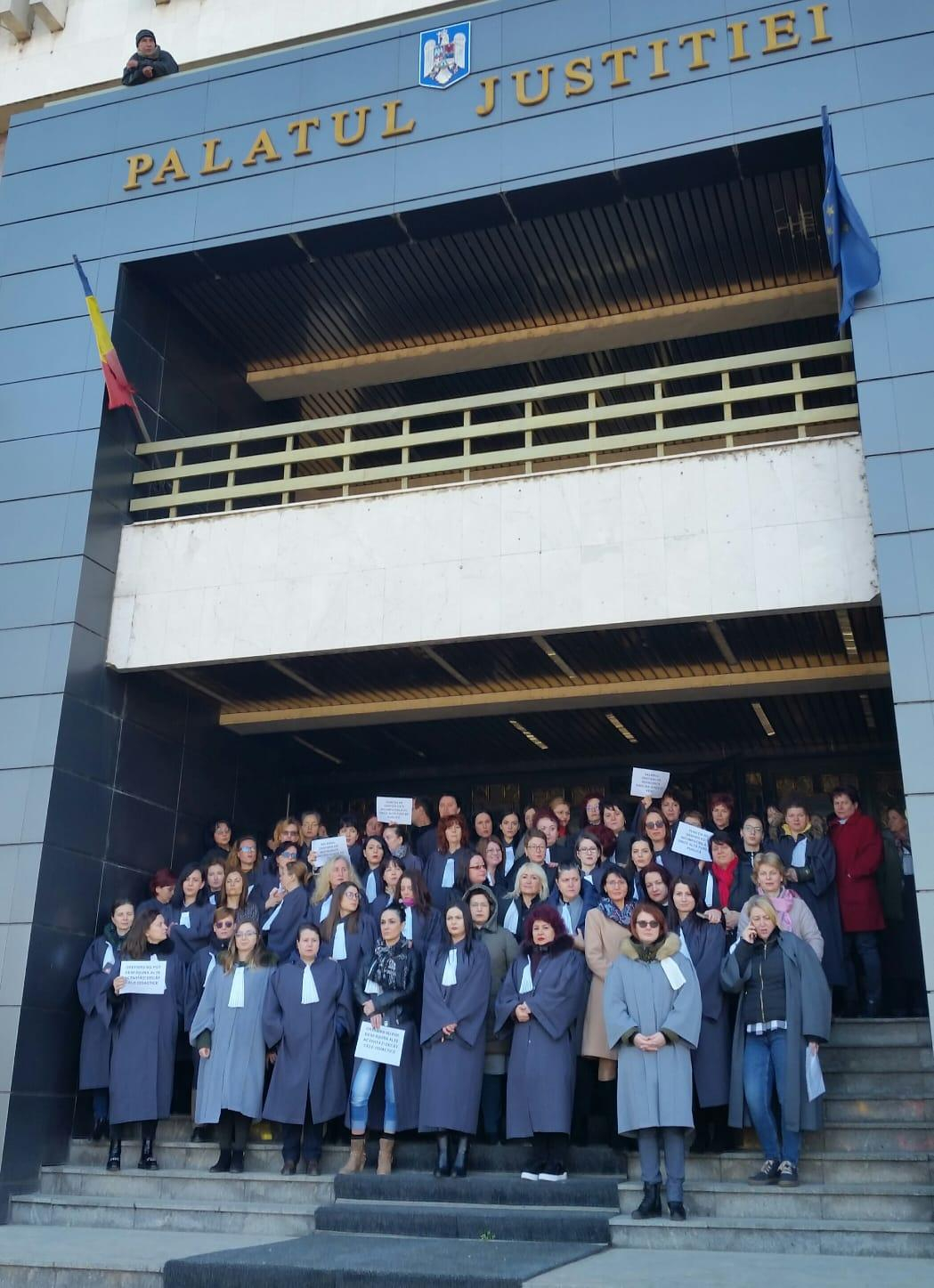 Grefierii ameninţă cu greva generală