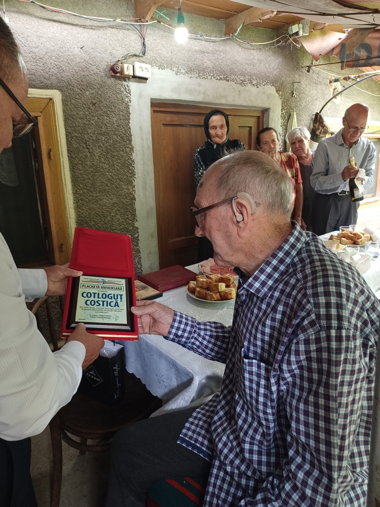 Sărbătoare la Şiviţa, unde seniorul satului a împlinit 100 de ani (FOTO)