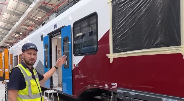 Tren atacat cu pietre