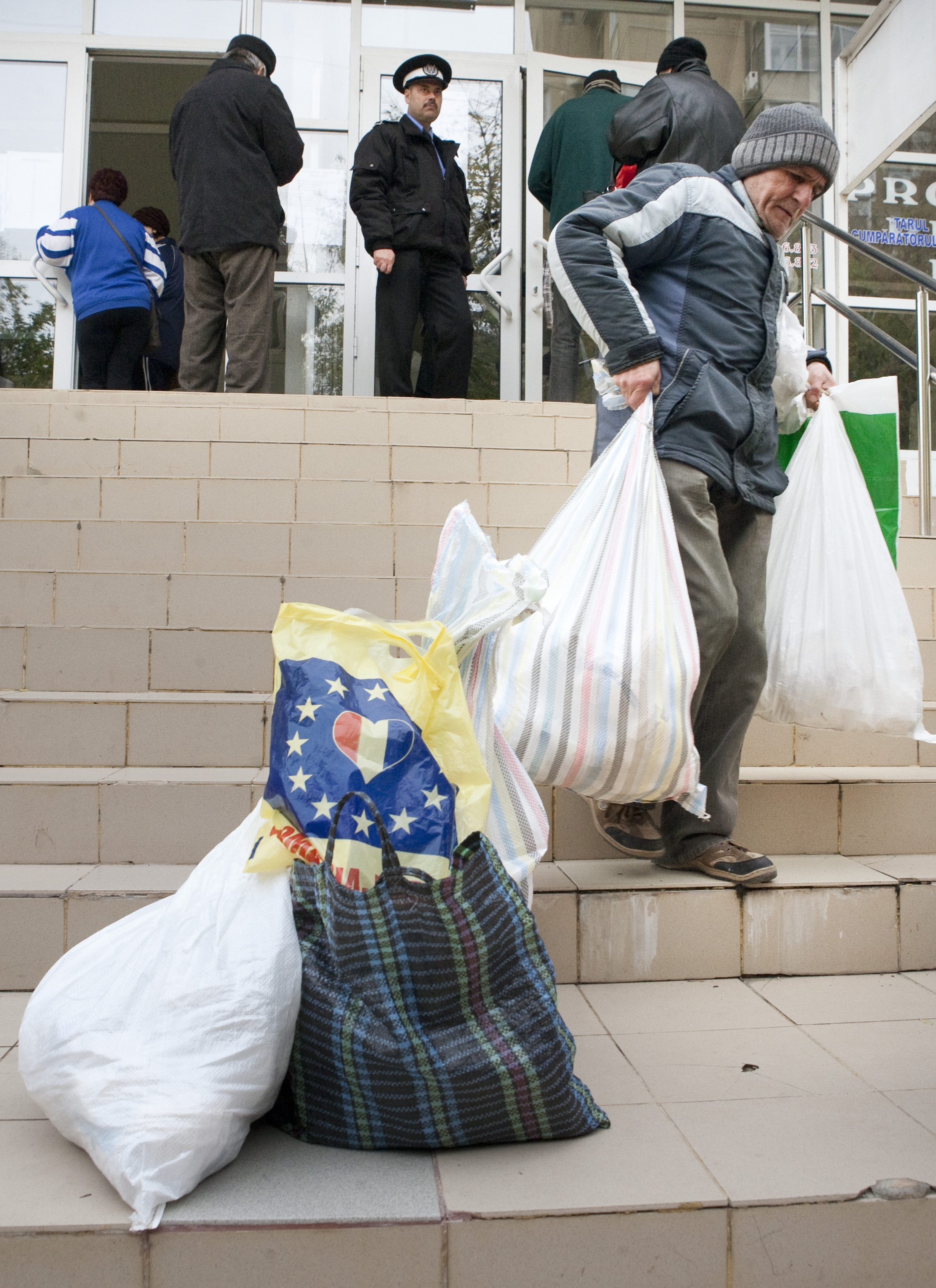 Începe distribuirea AJUTOARELOR DE LA UE/ Când şi de unde poţi ridica ALIMENTELE