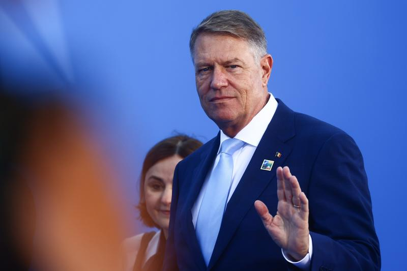 Iohannis îşi amână decizia în chestiunea NATO