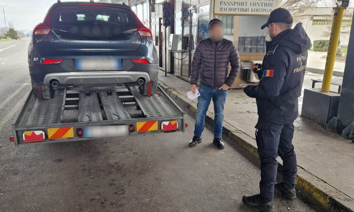 Certificat de înmatriculat fals descoperit la frontieră