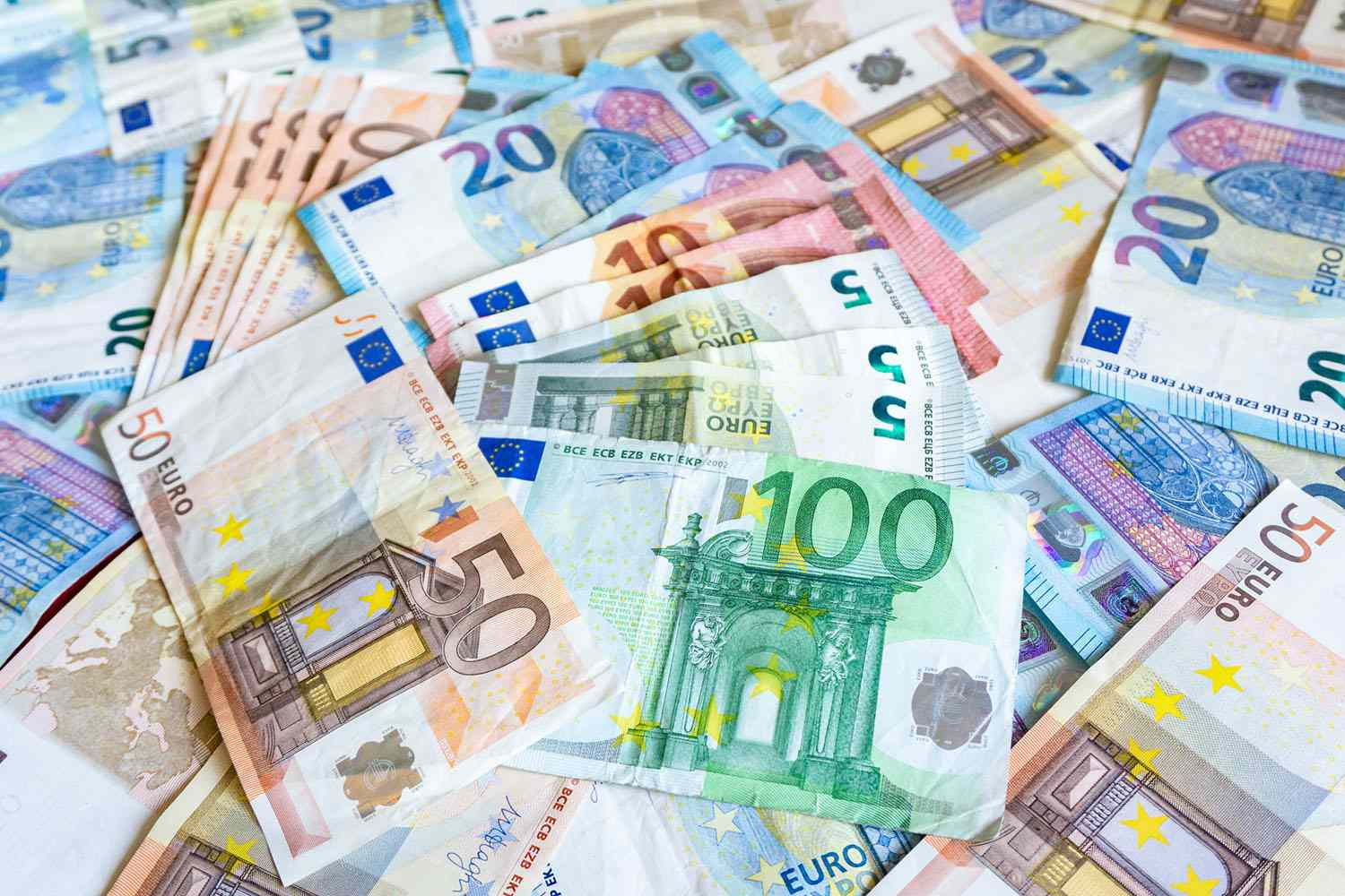 Analiza financiară a zilei. Euro s-a retras de la 5,07 lei la 5,06 lei