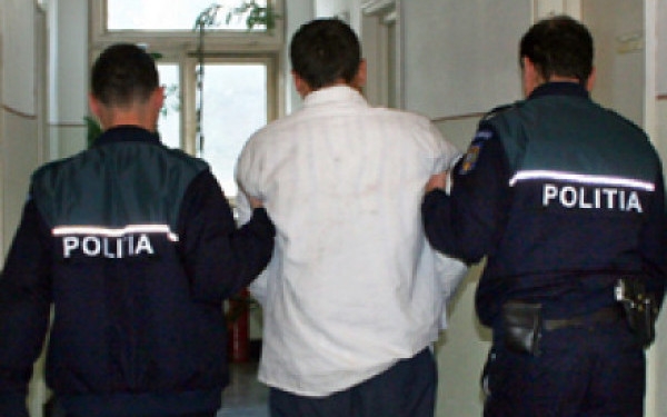 "Îndrăgostit" de cărţile bisericeşti! Vezi ce a păţit un italian care a poftit la cele sfinte