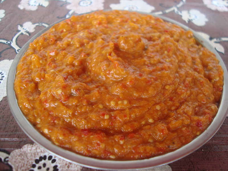 Zacuscă de vinete cu ardei copți, rețetă tradițională de toamnă