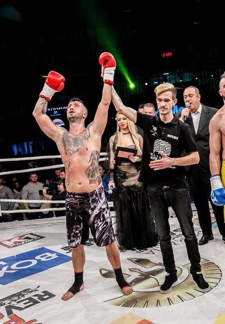 UPDATE. Patru arestări în urma răfuielii care a pus orașul sub asediu. Un luptător K1 a fost hăcuit cu cuțitele în plină stradă