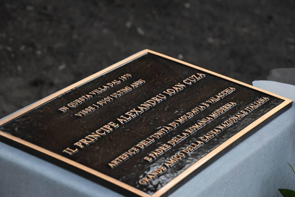 Hora Unirii, cântată la monumentul domnitorului Cuza din Florenţa (FOTO)