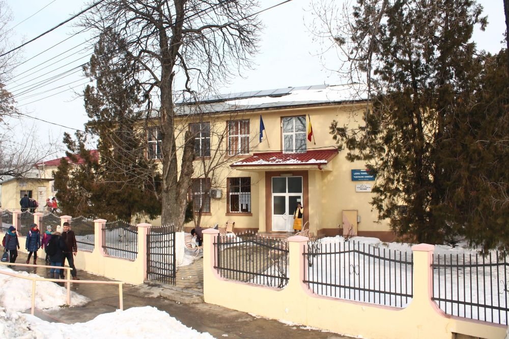 PERFORMANŢĂ, chiar şi în lipsa sălilor. Laboratoare de specialitate au fost desfiinţate