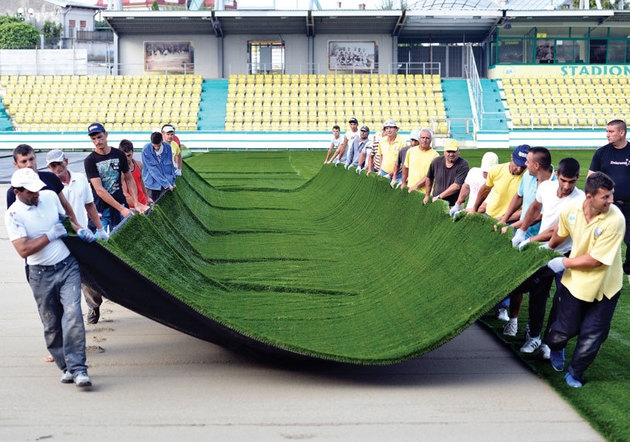 OŢELUL joacă pe terenul unde s-a infectat Maftei. Sunt PROBLEME cu gazonul sintetic