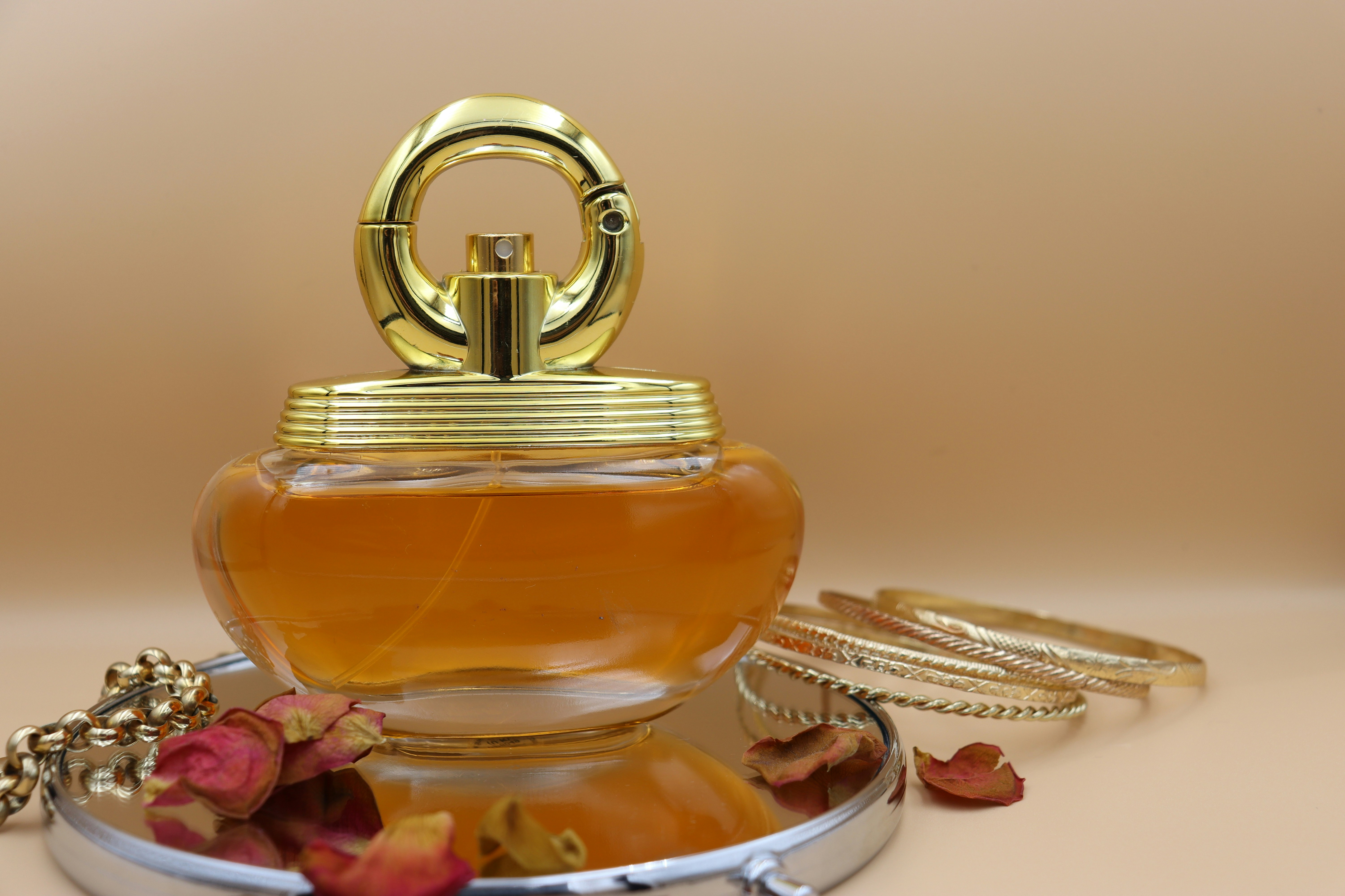 Parfum, bijuterie și identitate, în analiză la Universitatea „Dunărea de Jos”