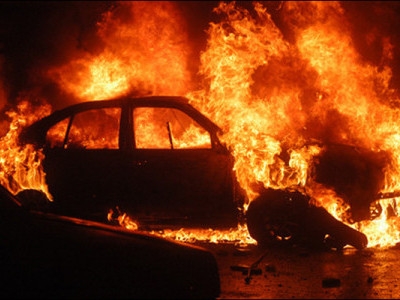 Două maşini distruse în incendii în acest weekend