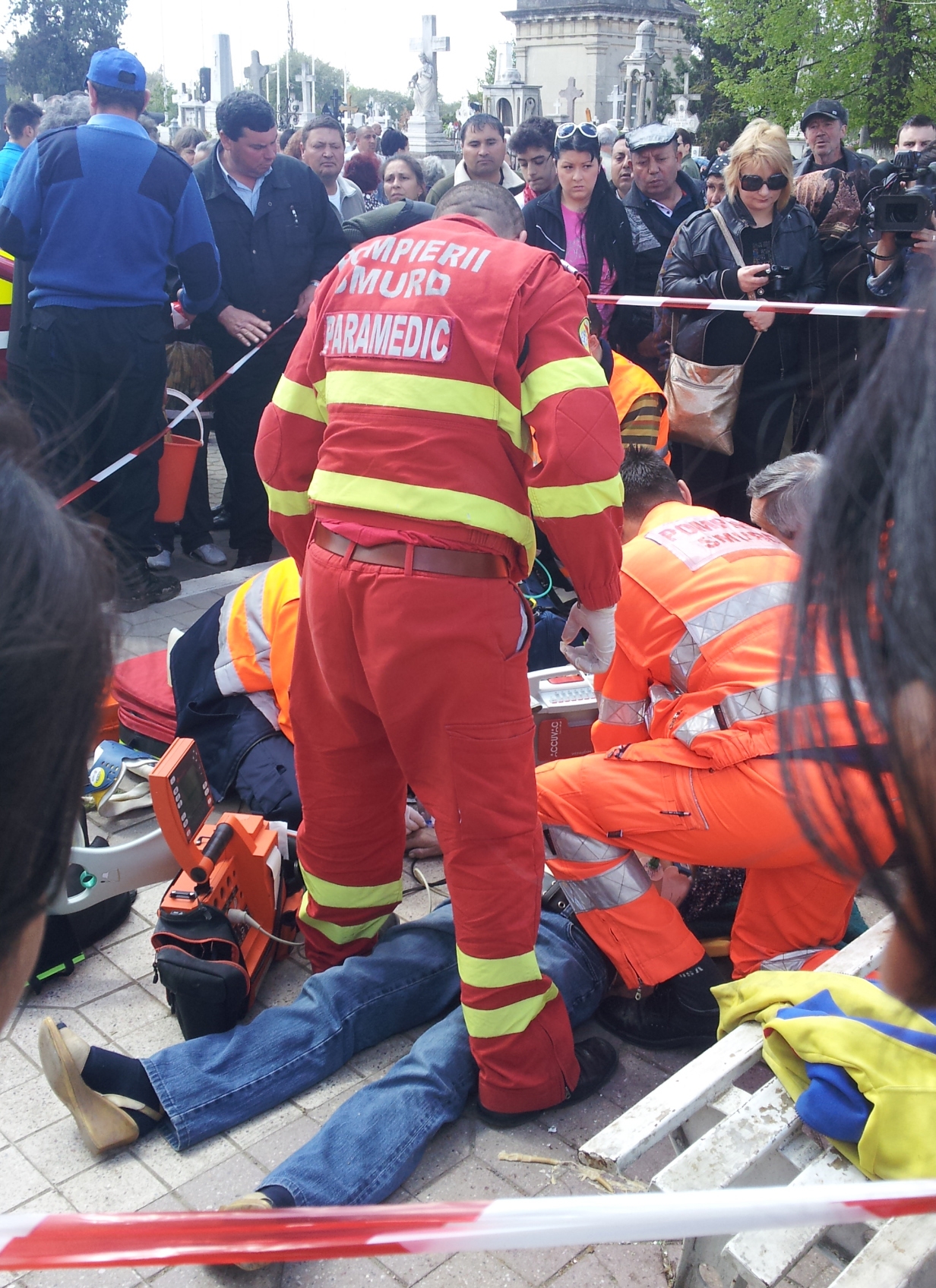 UPDATE - O femeie a murit în timp ce asista la slujbele de pomenire din cimitirul Eternitatea