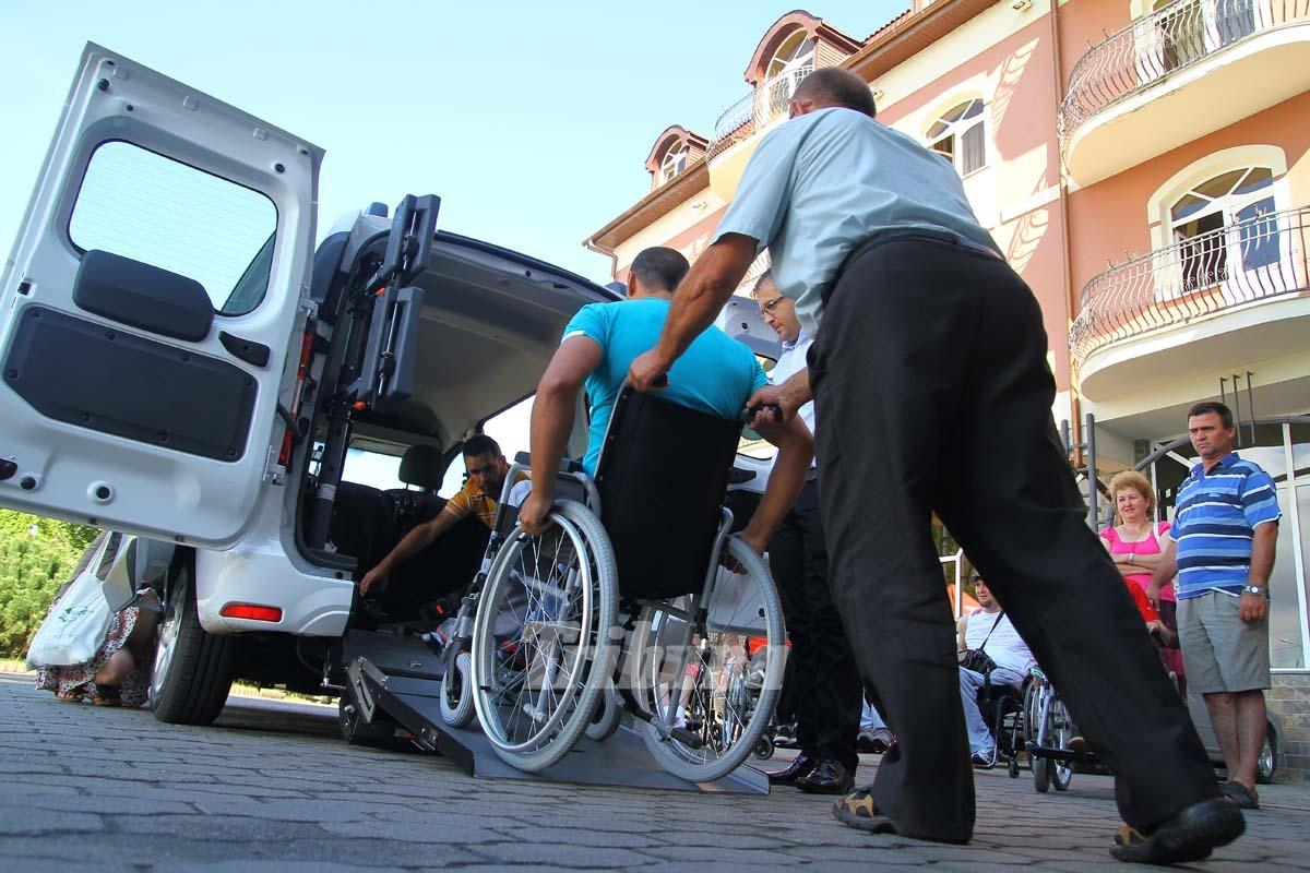 750 lei pentru asistenții care îngrijesc persoane cu handicap