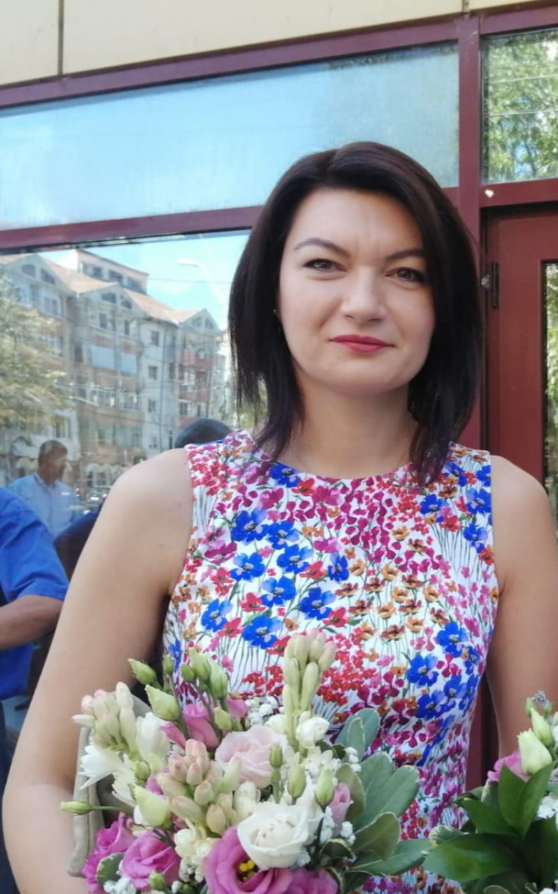 Putem sprijini o mamă să-și vadă fetițele mari. Familie lovită de vestea unei boli mortale