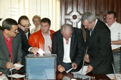 Ce nu dă Guvernul, dă CJ