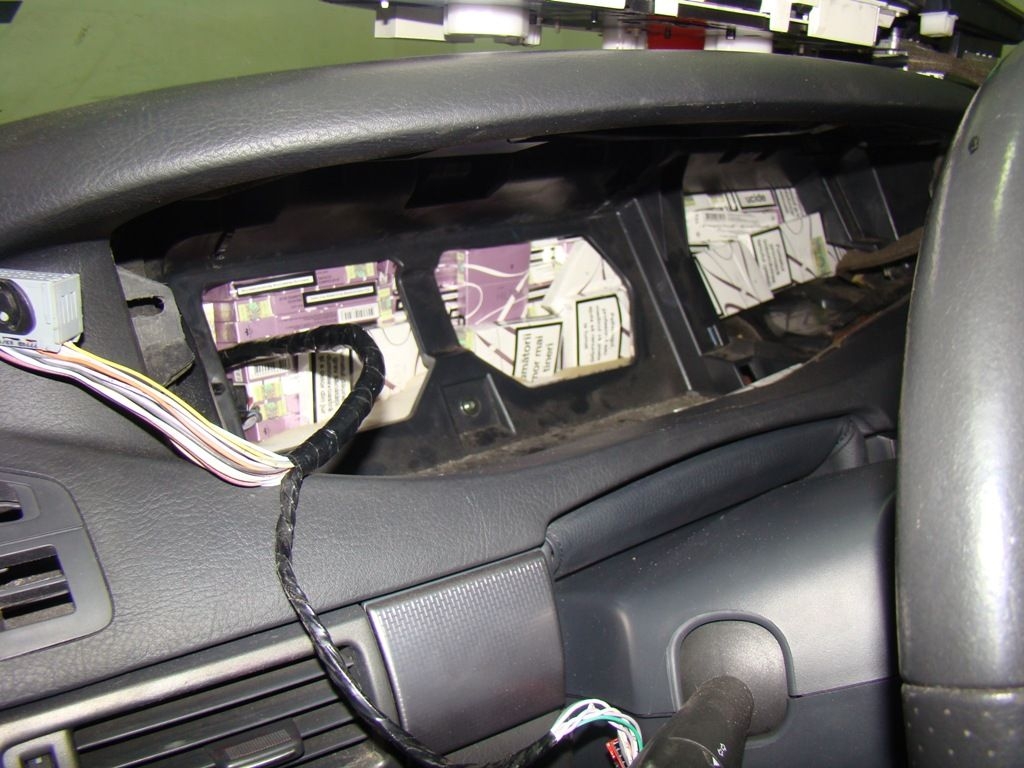 Trei autoturisme căptuşite cu ţigări de CONTRABANDĂ