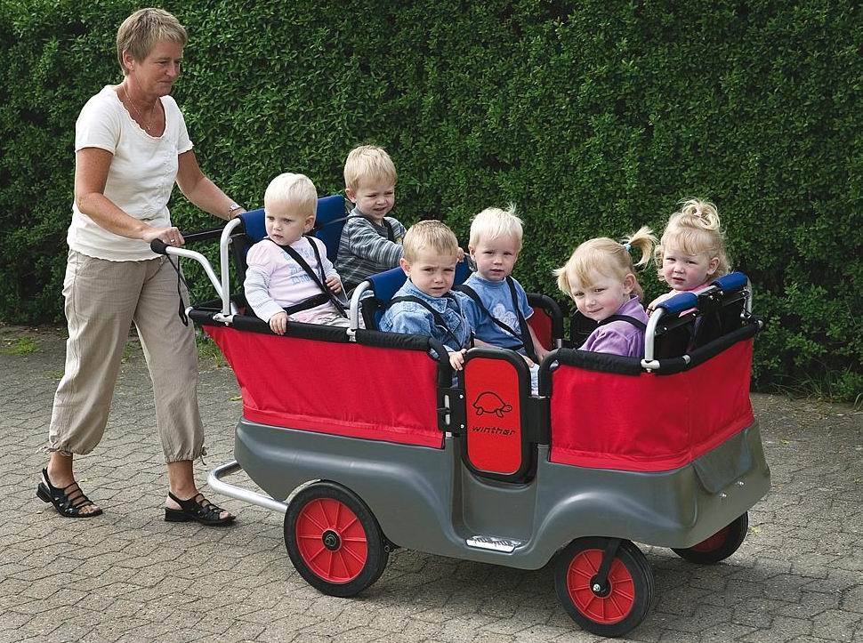 Dilema generaţiei cu cheia de gât - Cine stă cu copilul?