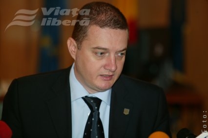 Tăieri de salarii şi posturi în Prefectură   