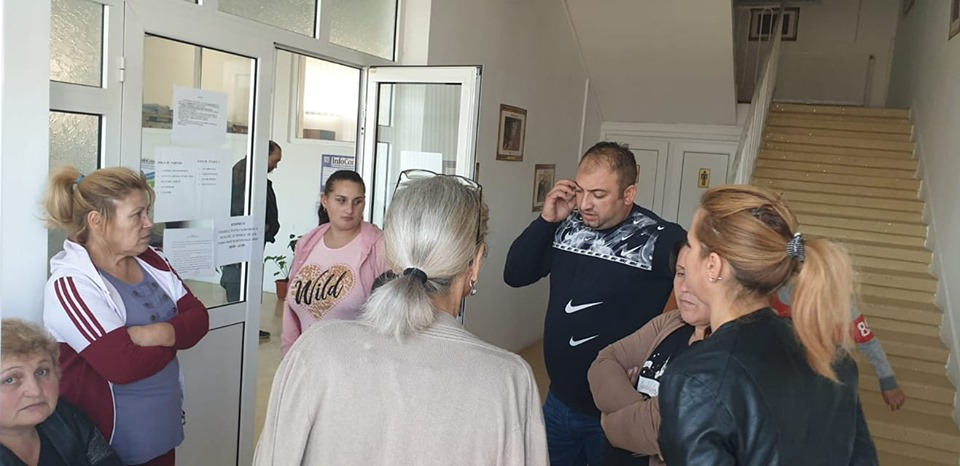 Persoanele cu handicap grav, lăsate fără însoţitori. Situaţie critică într-o comună din nordul judeţului Galați