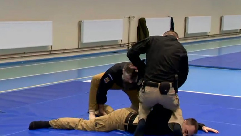 Un polițist din Galați s-a ales cu mâna ruptă la un exercițiu de încătușare