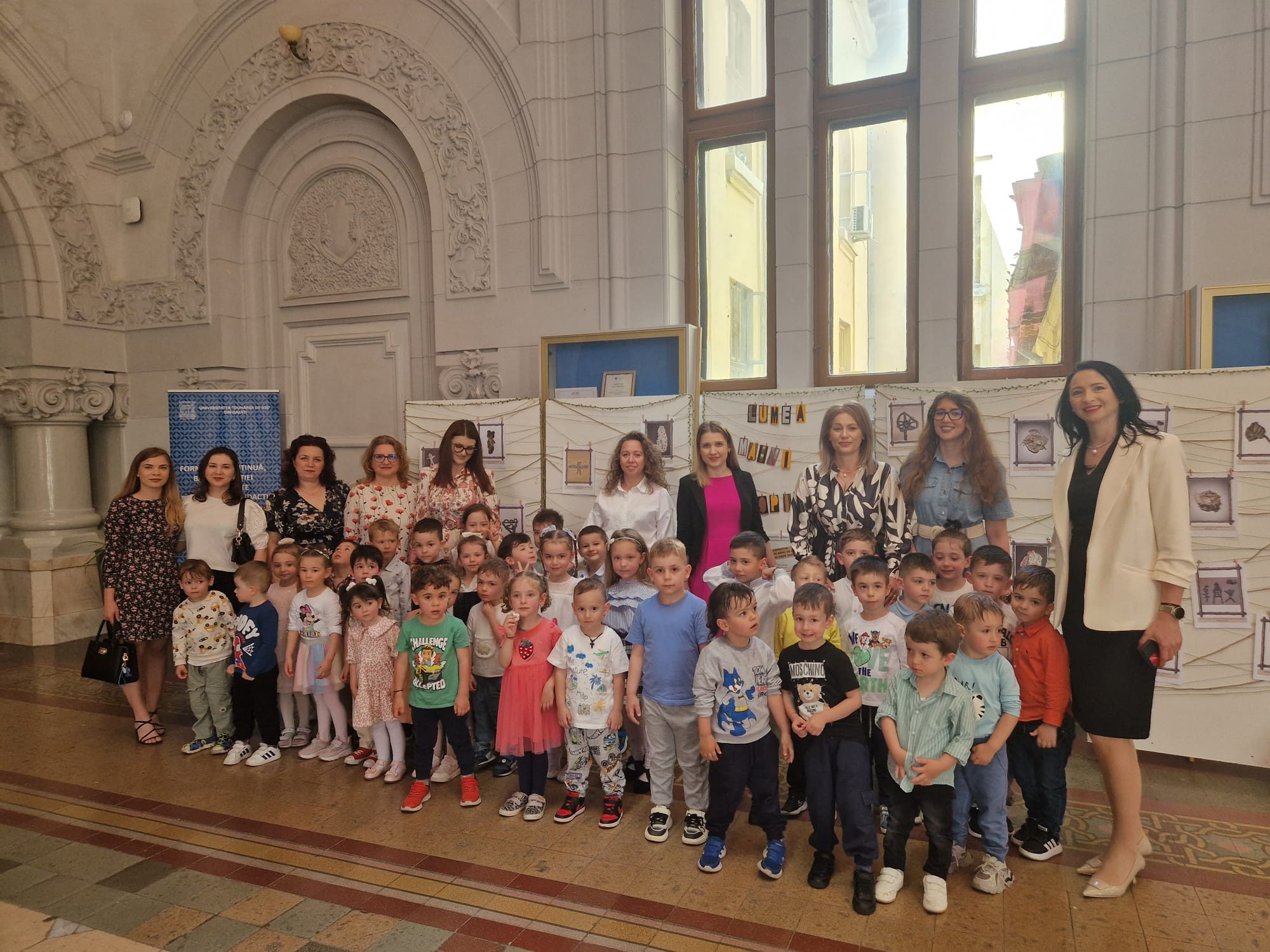 "Lumea în mâini de copil" - o expoziţie cu creaţiile şi gândurile celor mici la Universitate (GALERIE FOTO/VIDEO)
