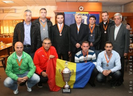 Poliţiştii „bat” mingea cu succes!  