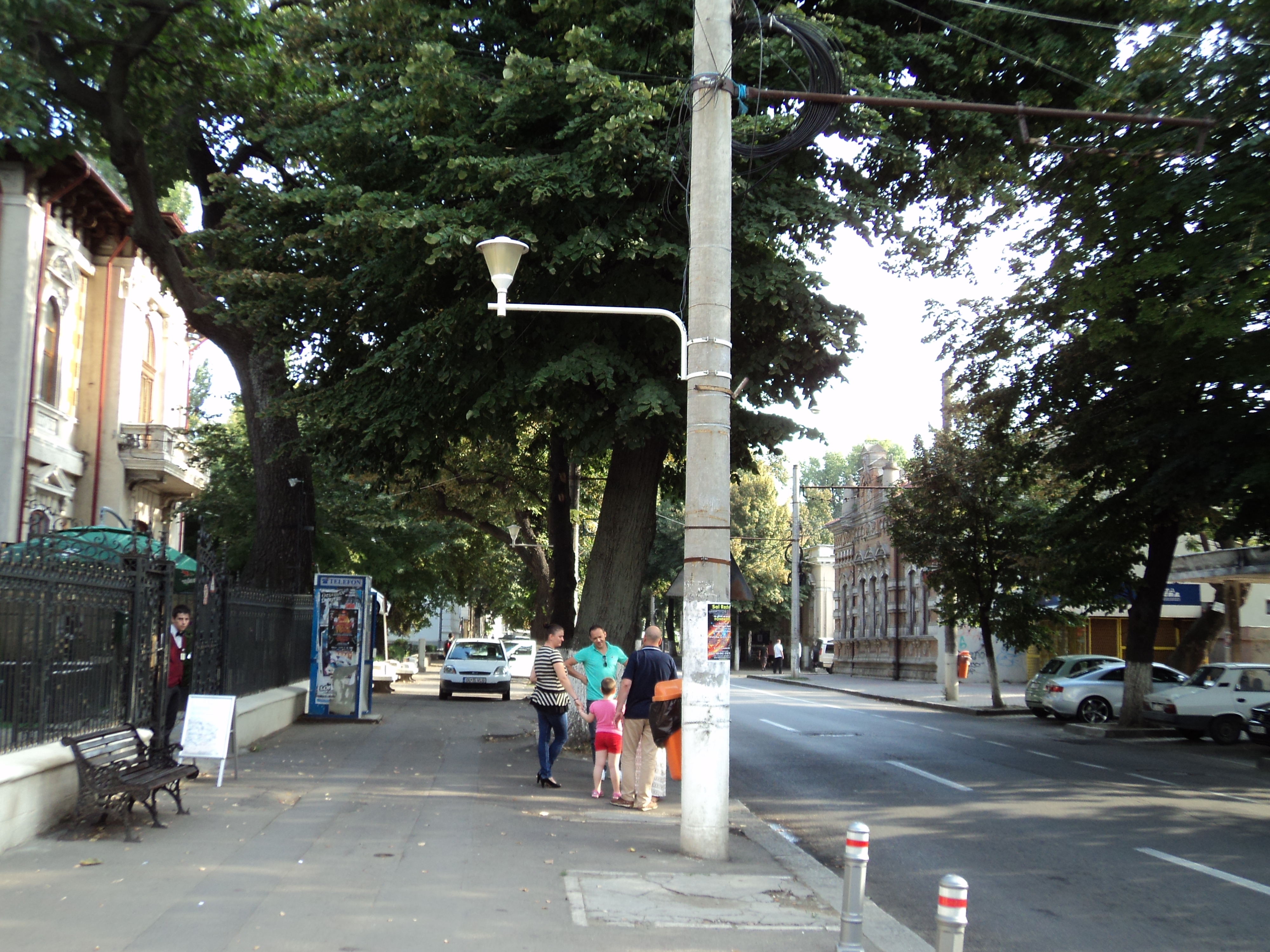 De ce arde becul în miezul zilei? Verificări la felinarele pentru iluminat public din Galaţi