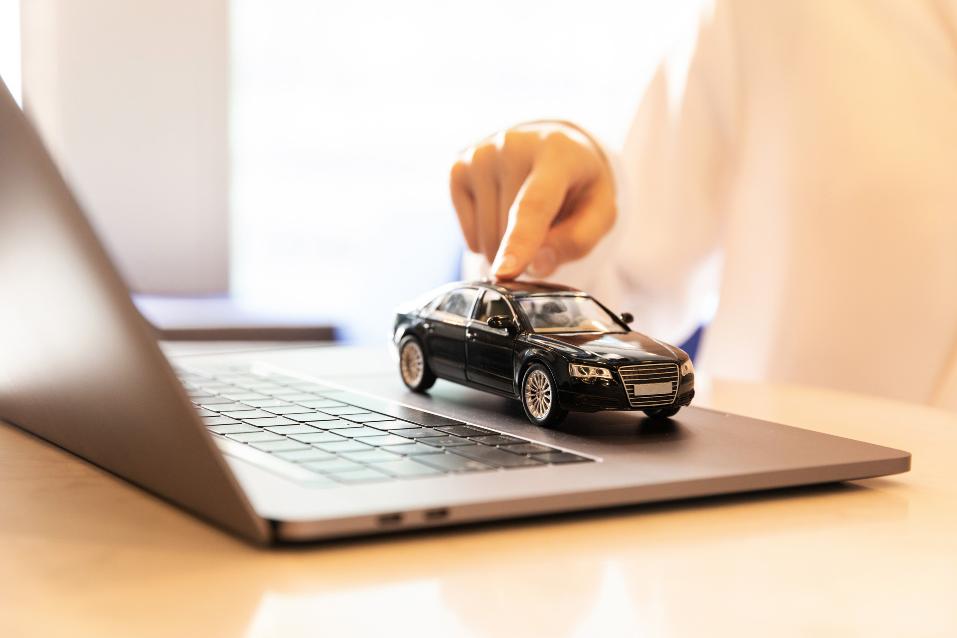 Samsar-recidivist, reținut pentru înșelăciuni cu mașini de lux