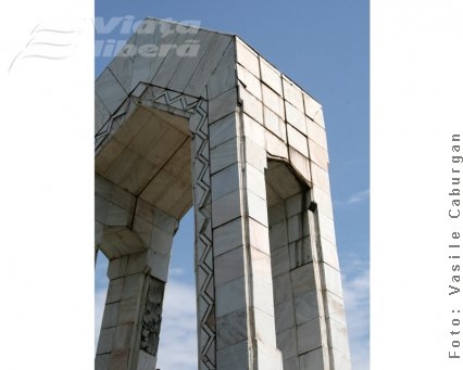 Monumentul Eroilor din Decembrie 1989 - în mare suferinţă