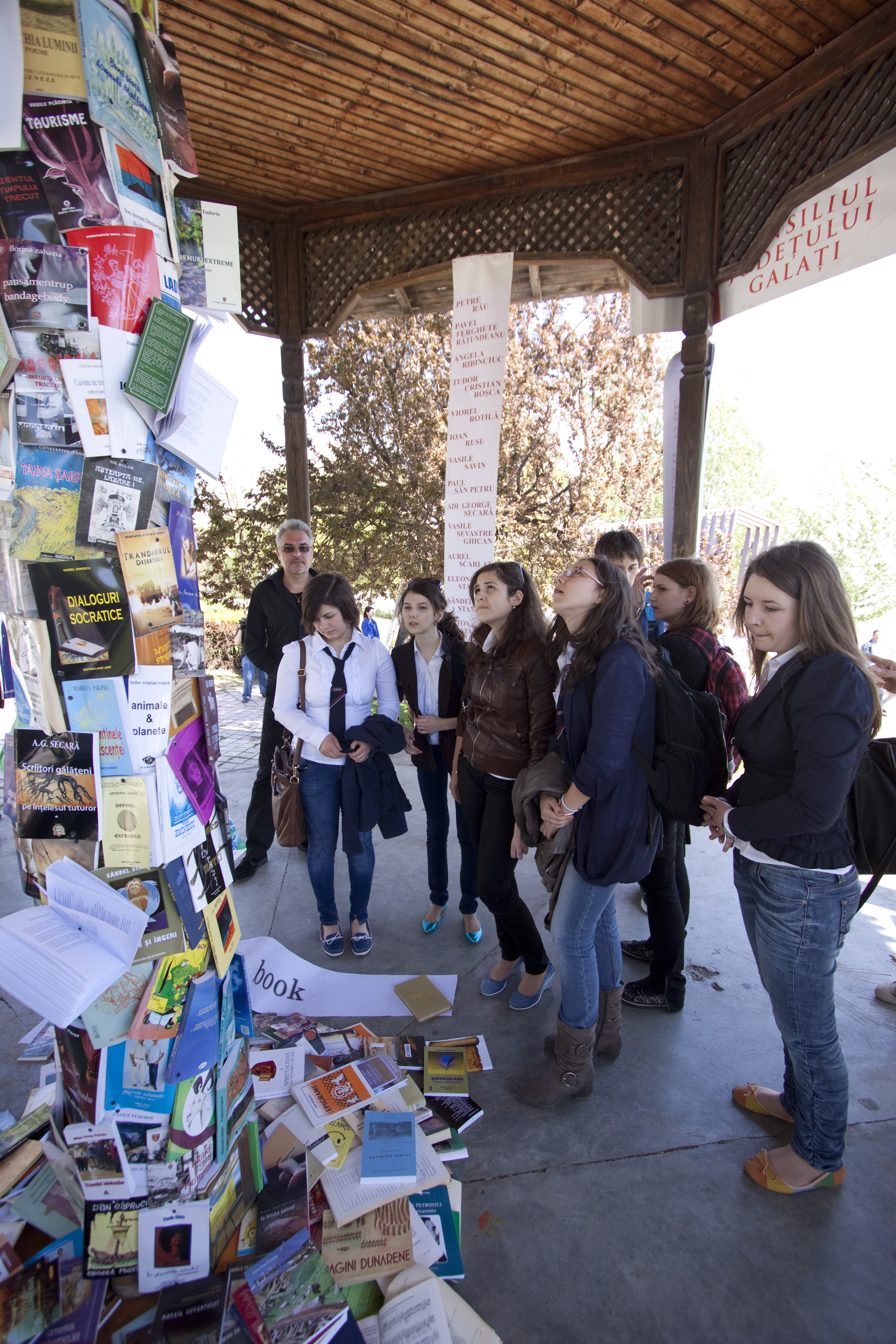 „Endless Book” - Coloana fără sfârşit a volumelor semnate de scriitori gălăţeni