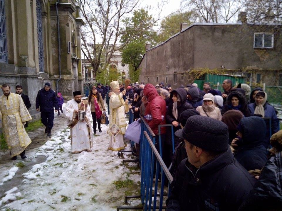 PELERINAJ de Izvorul Tămădurii. Sute de pelerini au stat la coadă pentru agheasmă