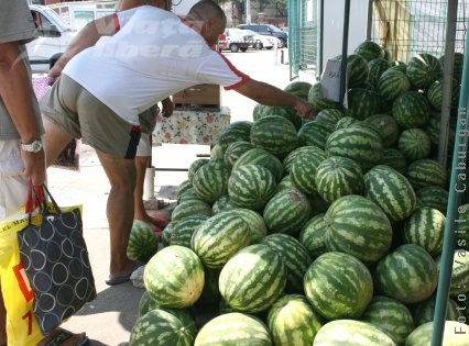 În pieţe adie vânt de toamnă! 