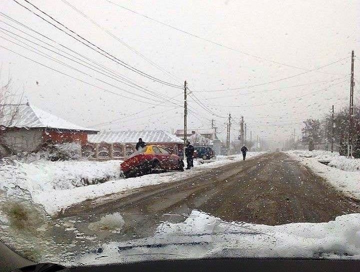 IARNA le SURPRINDE din nou pe autorităţile gălăţene: Tot mai multe MAŞINI în ŞANŢURI