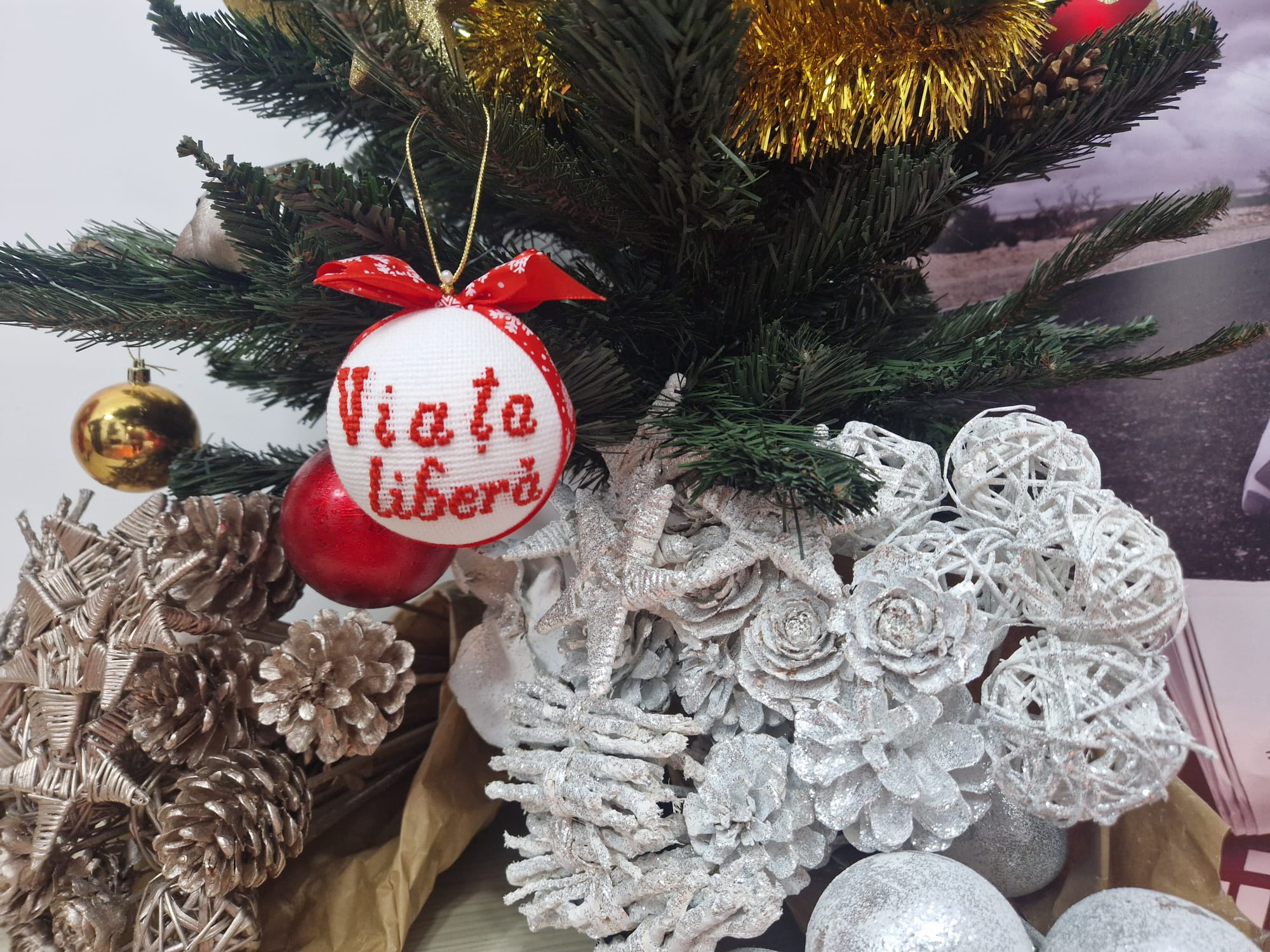 Globuri cusute manual de elevii Școlii Gimnaziale „Petru Rareș”