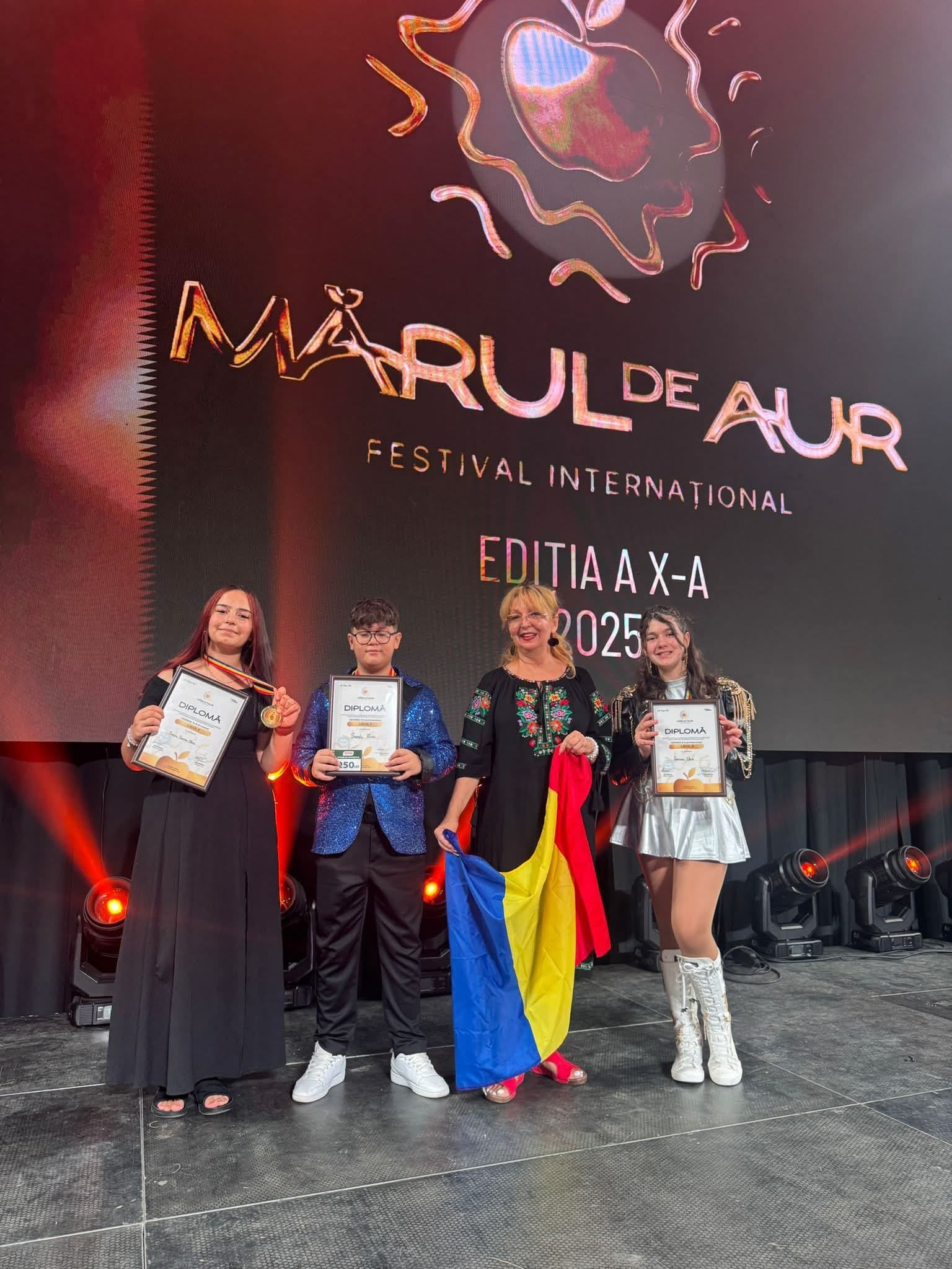 Tineri artişti gălăţeni, premiaţi la Festivalul "Mărul de Aur" de la Chişinău