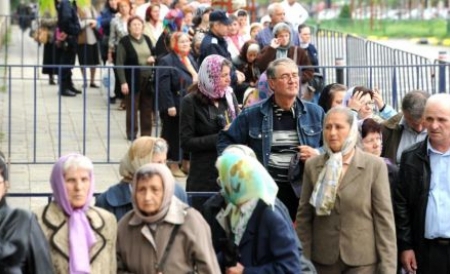 Peste 15.000 de credincioşi s-au închinat la moaştele sfinţilor aduse la Catedrala Patriarhală