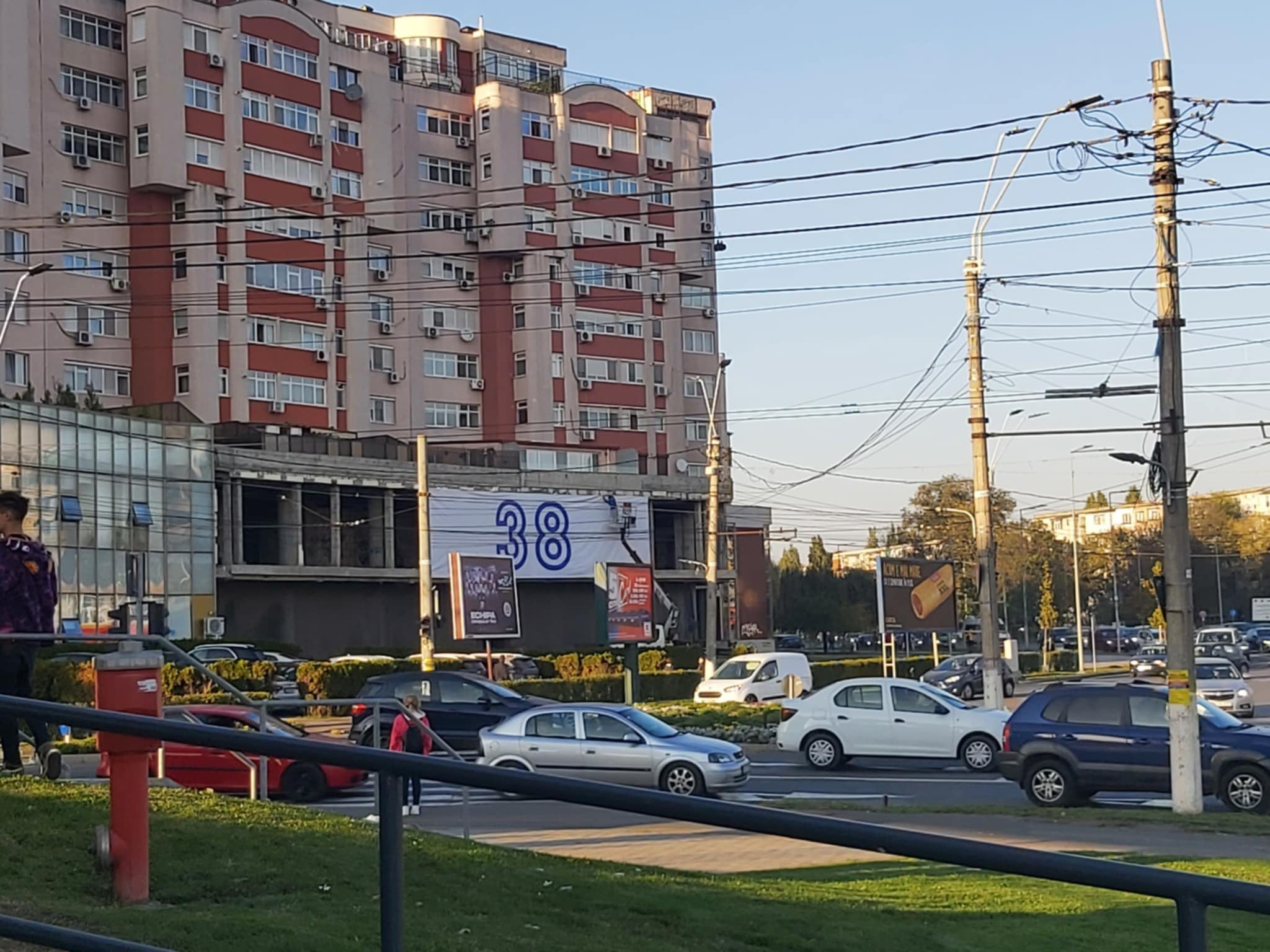 Misteriosul „38”, paravan peste un şantier abandonat