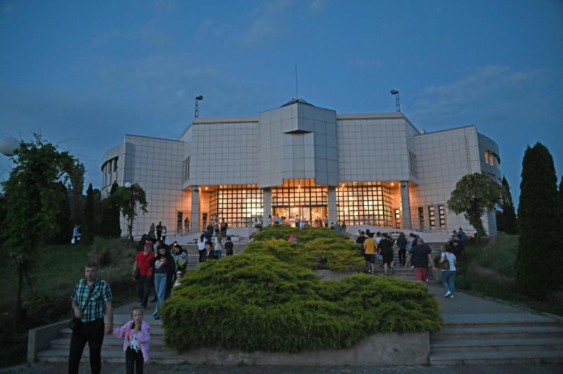 Mii de gălăţeni au luat cu asalt muzeele sâmbătă noapte (FOTO)