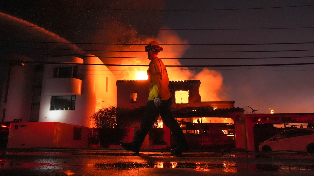 Hoți îmbrăcați în uniformă de pompier