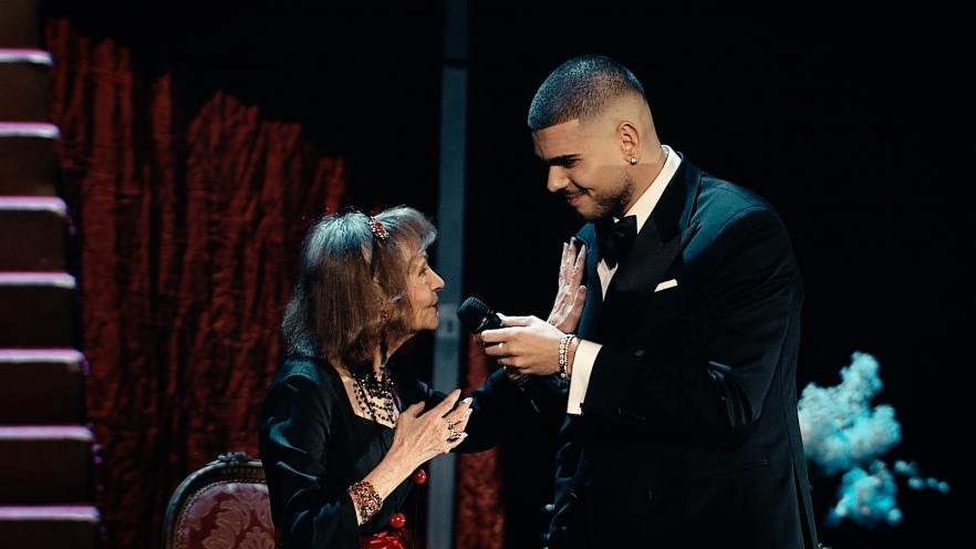 La 88 de ani, râde, cântă şi dansează