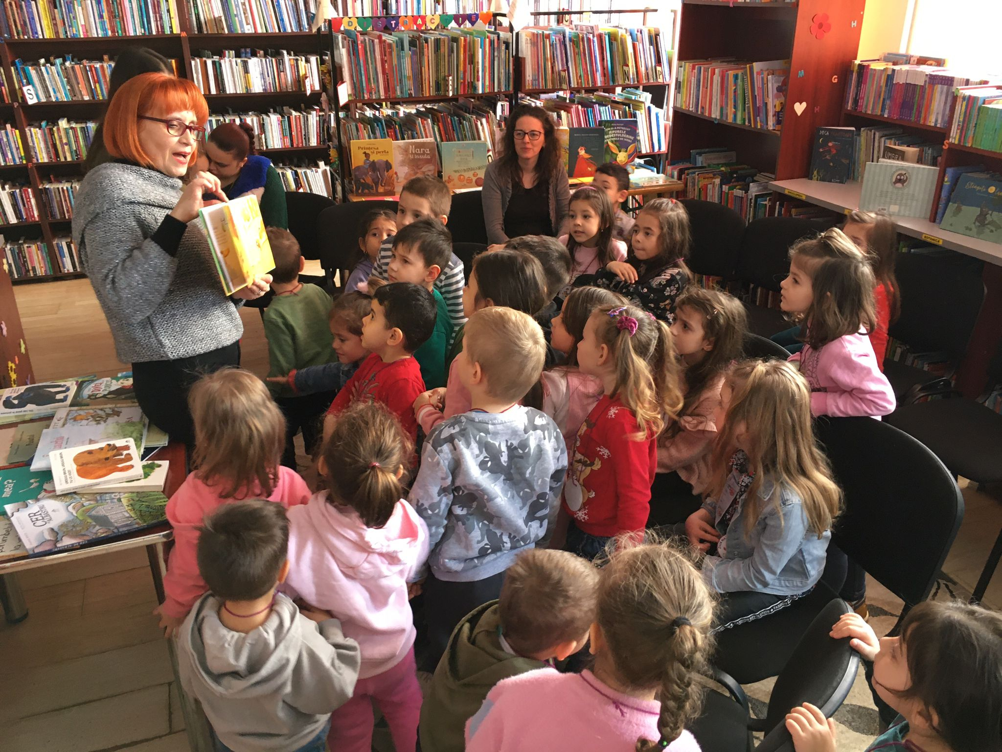 În spatele unui copil care citeşte e un adult pasionat de lectură