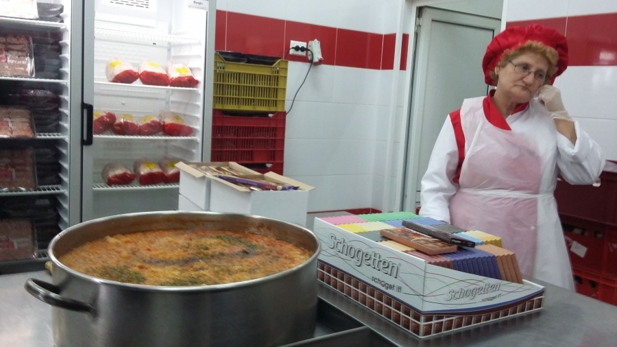 Deşi unii asistaţi vin cu taxiul... | ABONAMENTE GRATUITE de transport pentru beneficiarii Cantinei Sociale