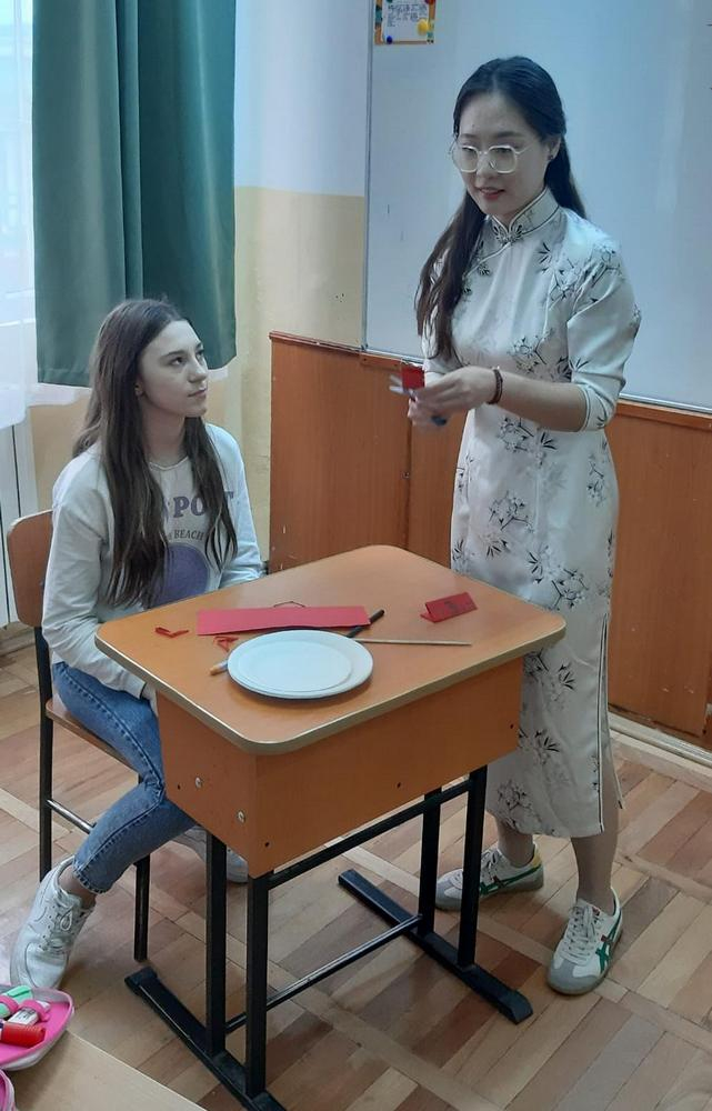 Cine este Huang Xiying, profesoara care îi învaţă pe gălăţeni limba chineză (FOTO)