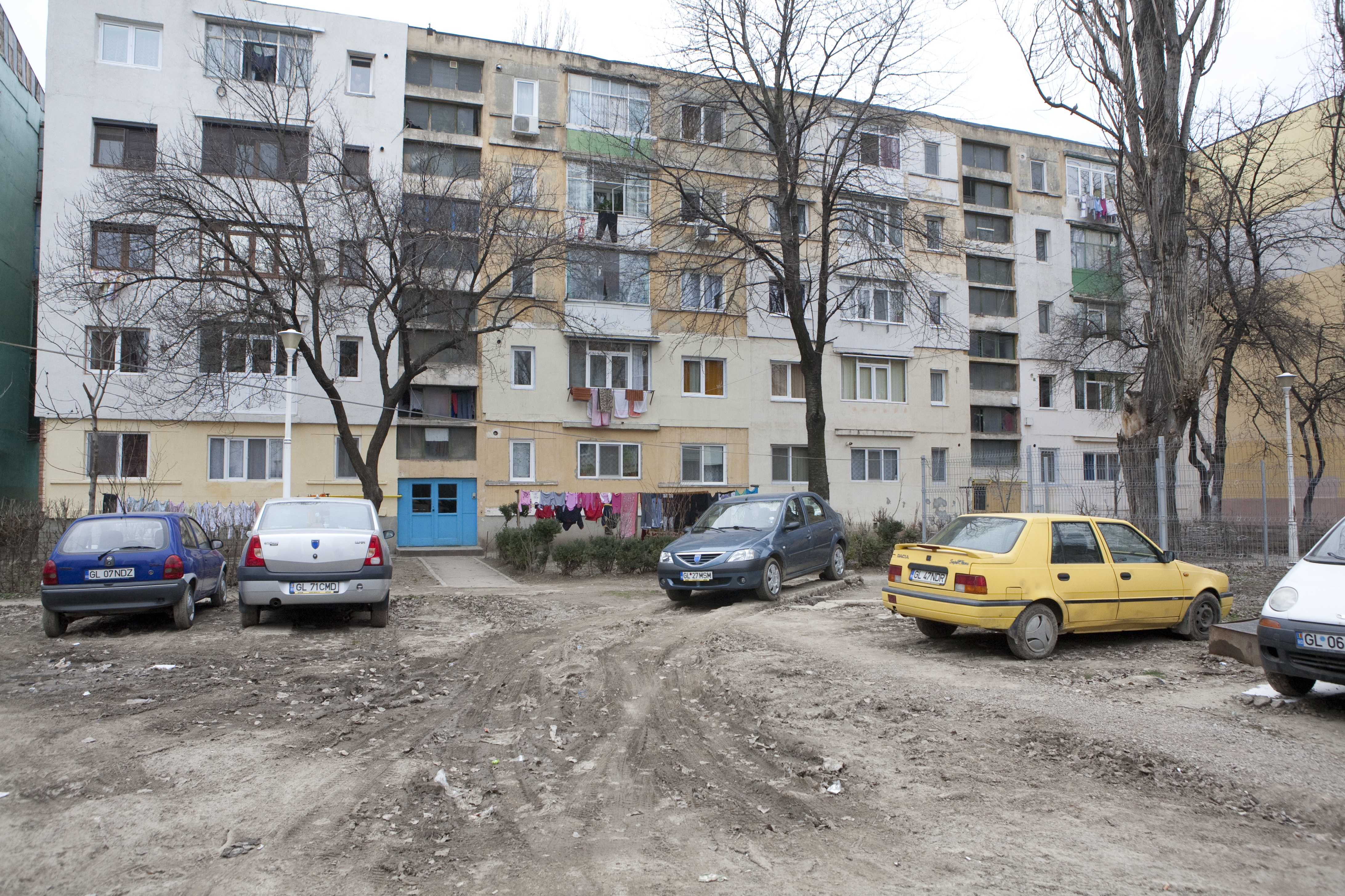 GALERIE FOTO / Baruri şi golani din plin, apă mai puţin: Micro 40, un cartier ca în Vestul sălbatic