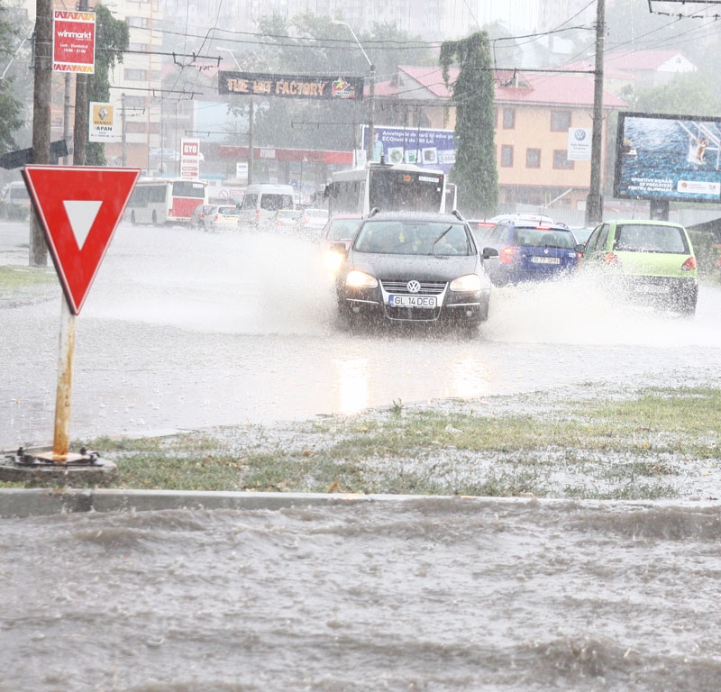 O ploaie de vară a paralizat oraşul (FOTO/VIDEO)