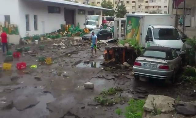 UPDATE | Dezastru la Tecuci. Pagube uriașe după ce un bazin cu apă din curtea unei fabrici a cedat