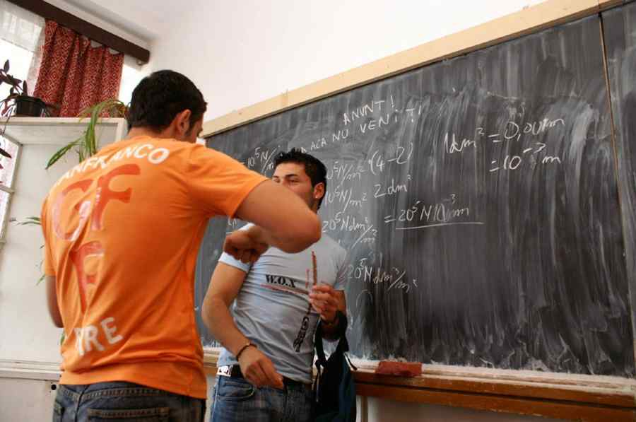 Pumnul și înjurăturile fac legea în școlile de astăzi